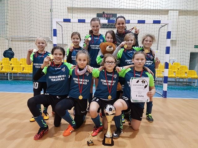 Mergaičių mažojo futbolo čempionate triumfavo Kauno SM „Tauras“