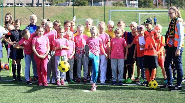 Merginų futbolo banga atsirita į Klaipėdą