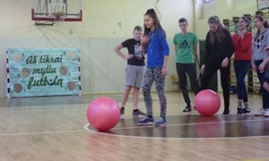 Kauno gimnazijos moksleiviai paminėjo Tarptautinę futbolo dieną
