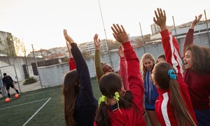 Futbolą žaidžiančios merginos labiau pasitiki savimi