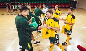 Futbolo ir krepšinio rinktinės rungtyniavo tarpusavyje