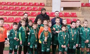Naujieji čempionai pagerbė jaunuosius futbolininkus