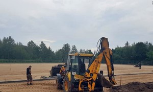 Naujojoje Akmenėje įrenginėjamas dirbtinės dangos stadionas