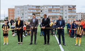 Oficialiai atidaryta naujoji dirbtinės dangos aikštė Šiauliuose