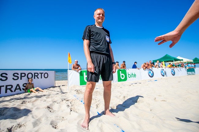 V. Gomolko – tarp paplūdimio futbolo čempionato atrankos finalo teisėjų
